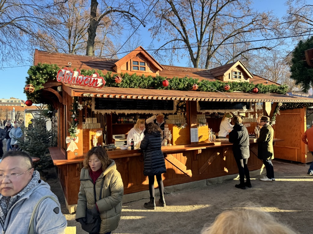 Rustikale Winterschenke mit Glühwein